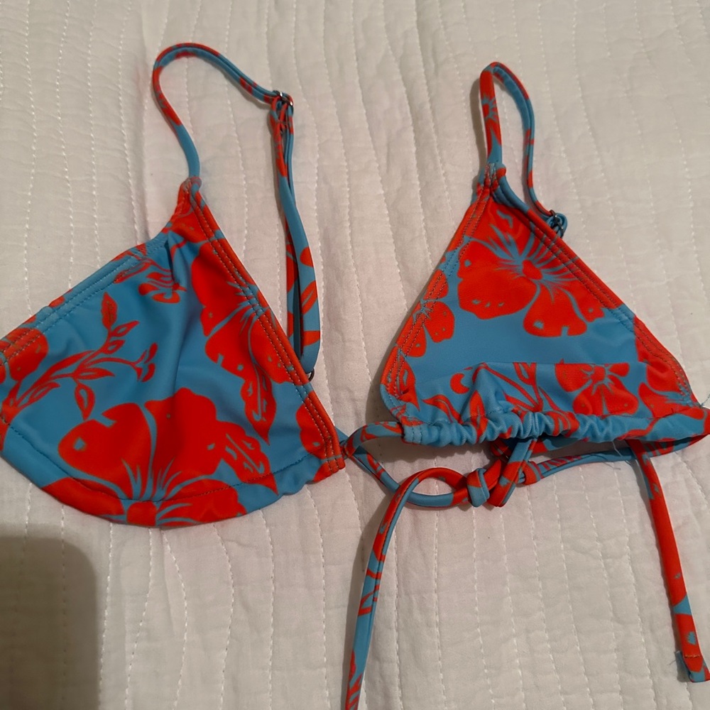 Hawaiian hibiscus print bikini top